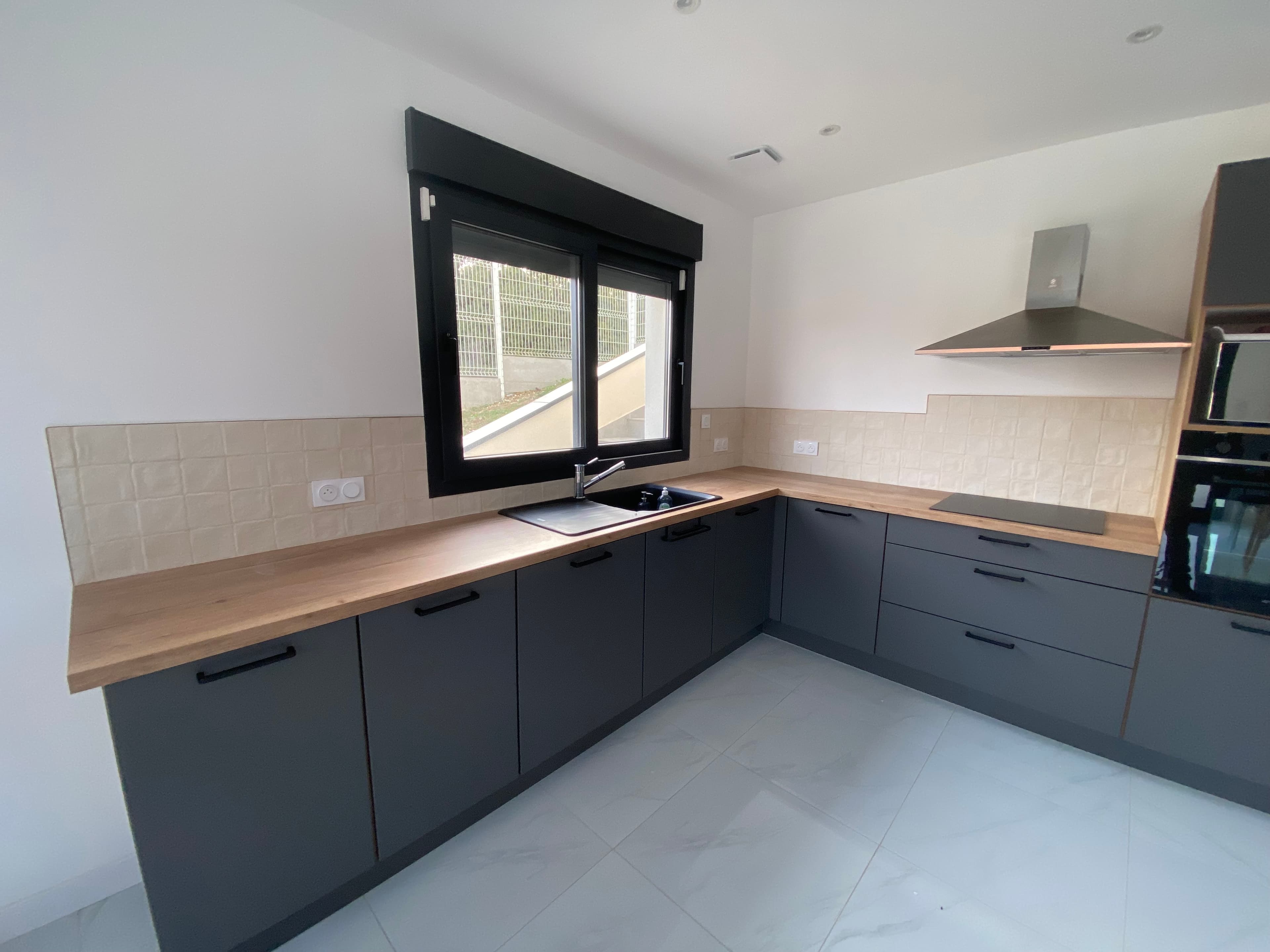 Crédence en carrelage zellige - Cuisine à Void-Vacon - photo de rénovation 4