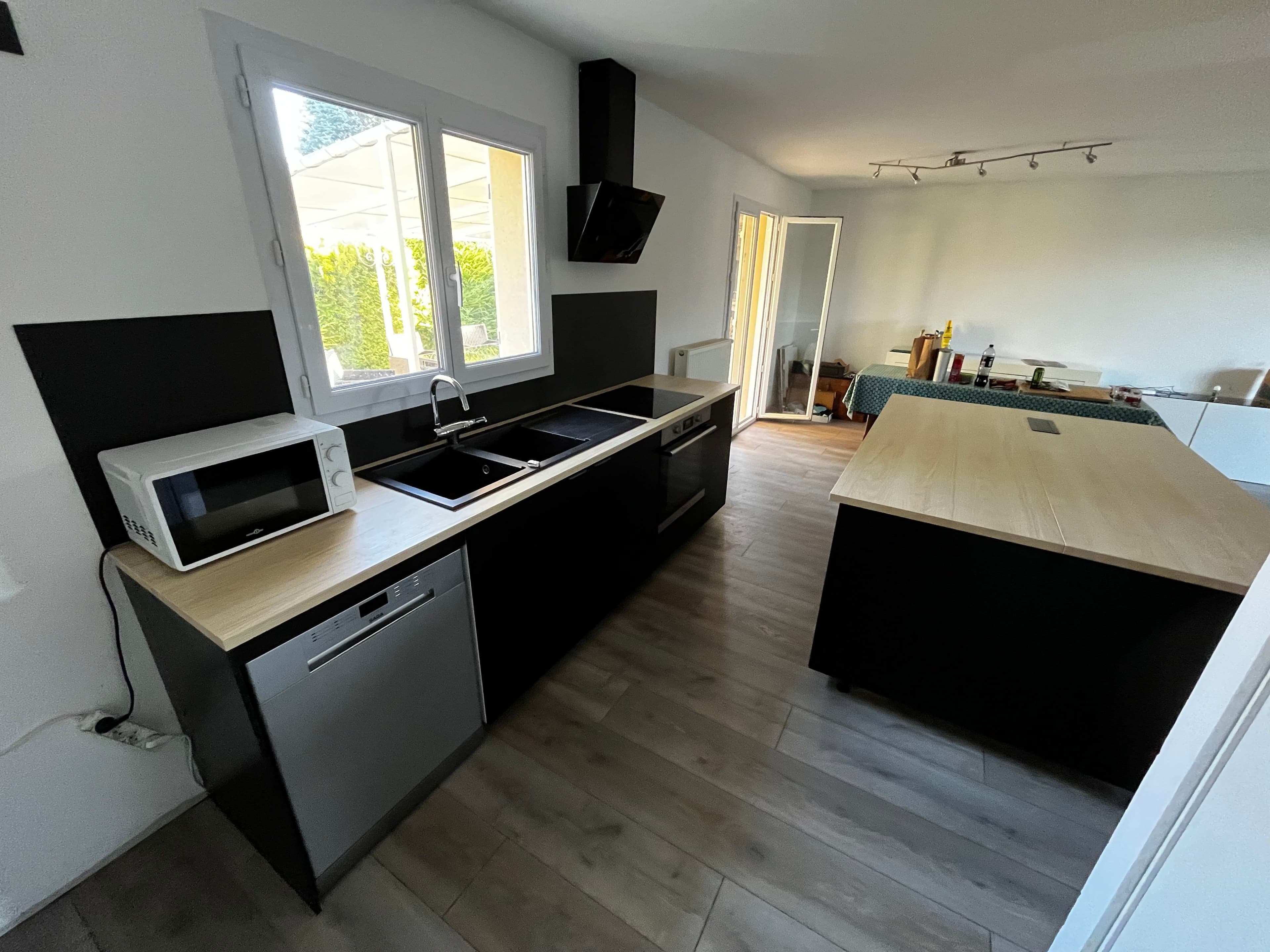 Rénovation Complète Séjour/Cuisine : De l'Espace Cloisonné au Lieu de Vie Moderne - photo de rénovation 3