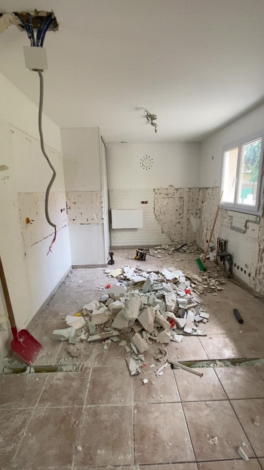 Rénovation Complète Séjour/Cuisine : De l'Espace Cloisonné au Lieu de Vie Moderne - photo de rénovation 1