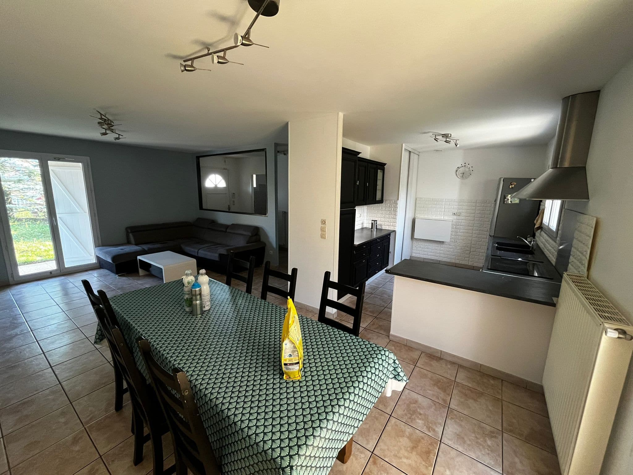 Rénovation Complète Séjour/Cuisine : De l'Espace Cloisonné au Lieu de Vie Moderne - photo de rénovation 2