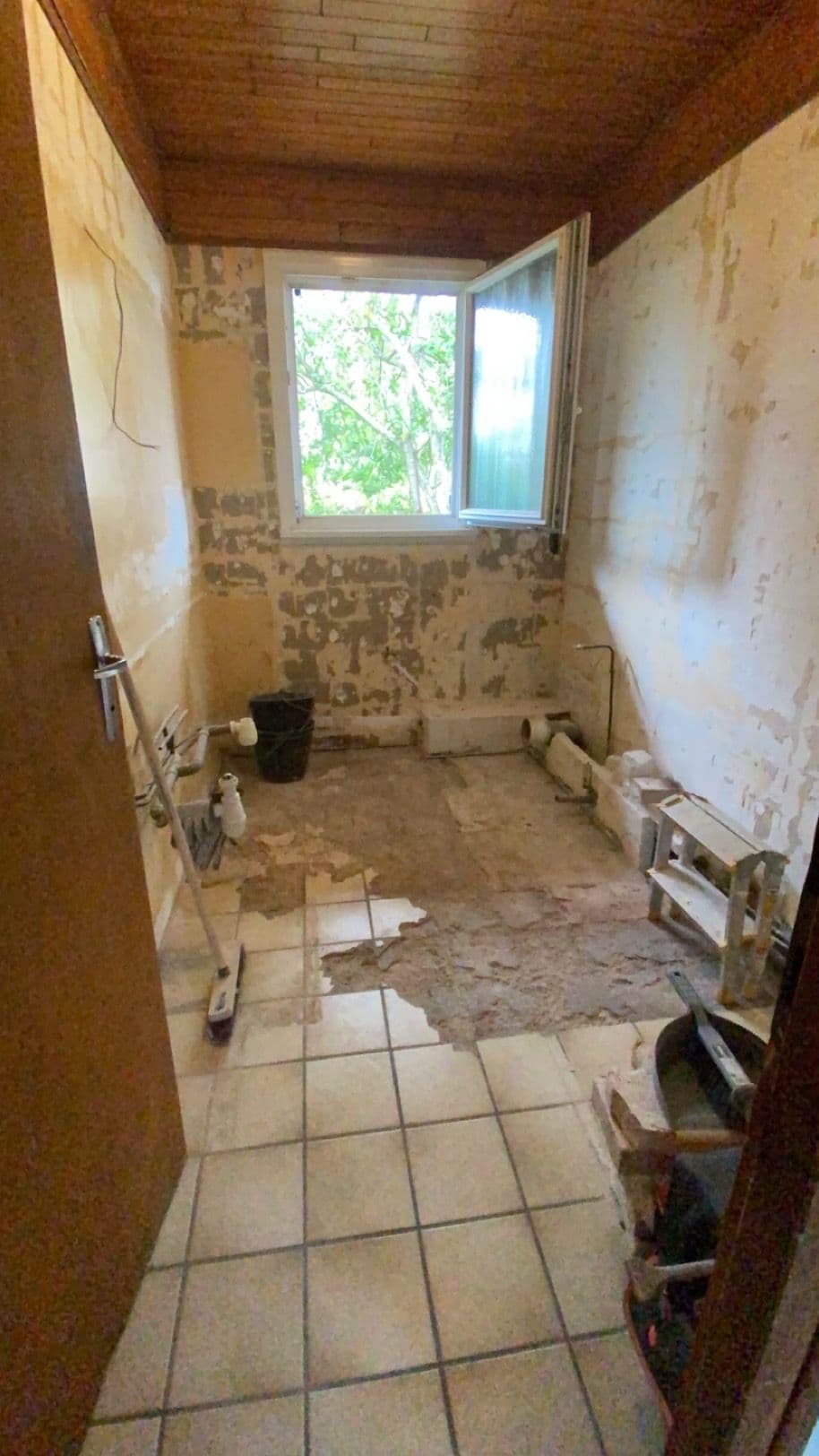 Rénovation Complète d'une Salle de Bain : De la Dépose à la Finition Moderne - photo de rénovation 5