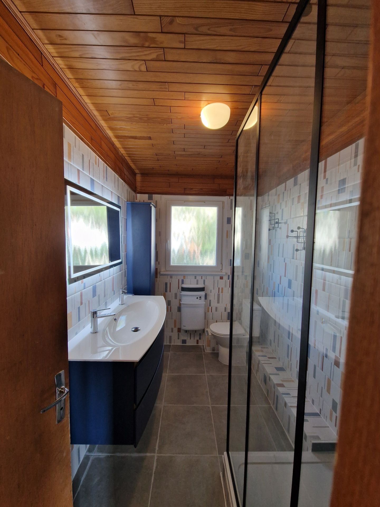 Meuble suspendu en bois naturel avec vasque blanche design