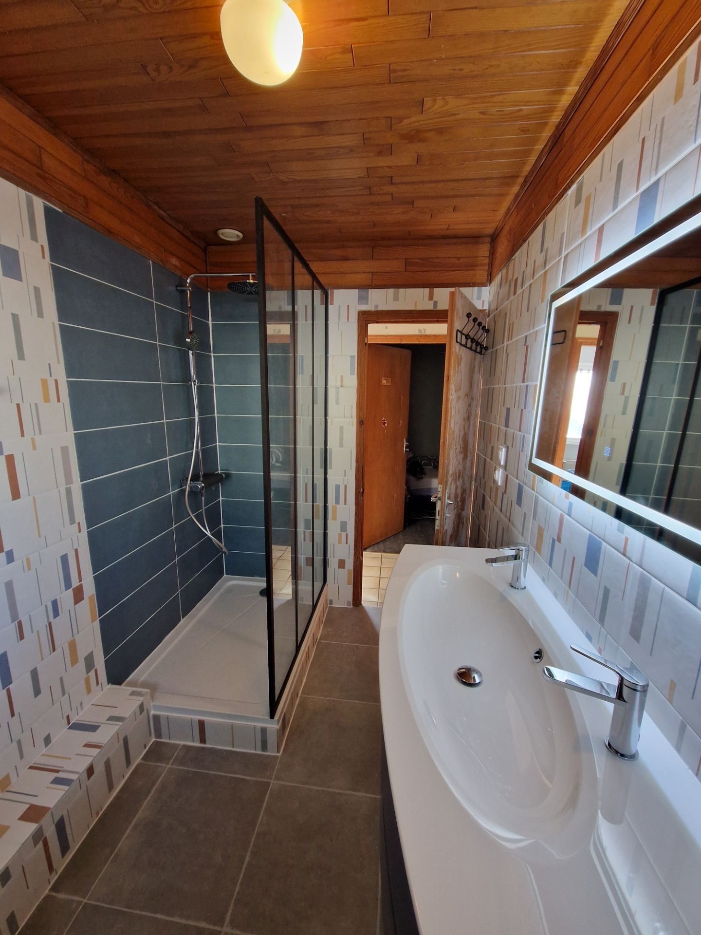 Douche moderne avec carrelage gris anthracite et paroi vitrée