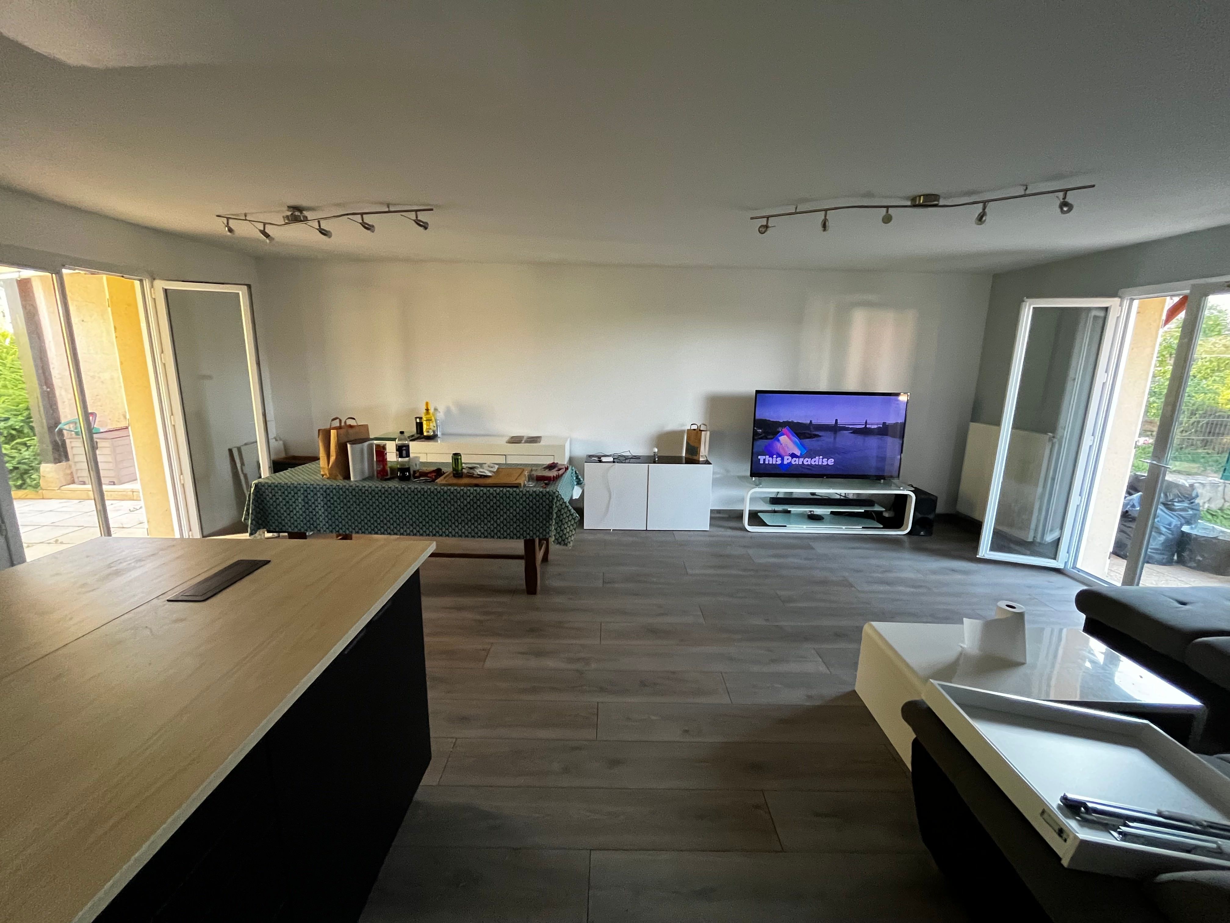 Grand espace de vie avec cuisine moderne et séjour intégré