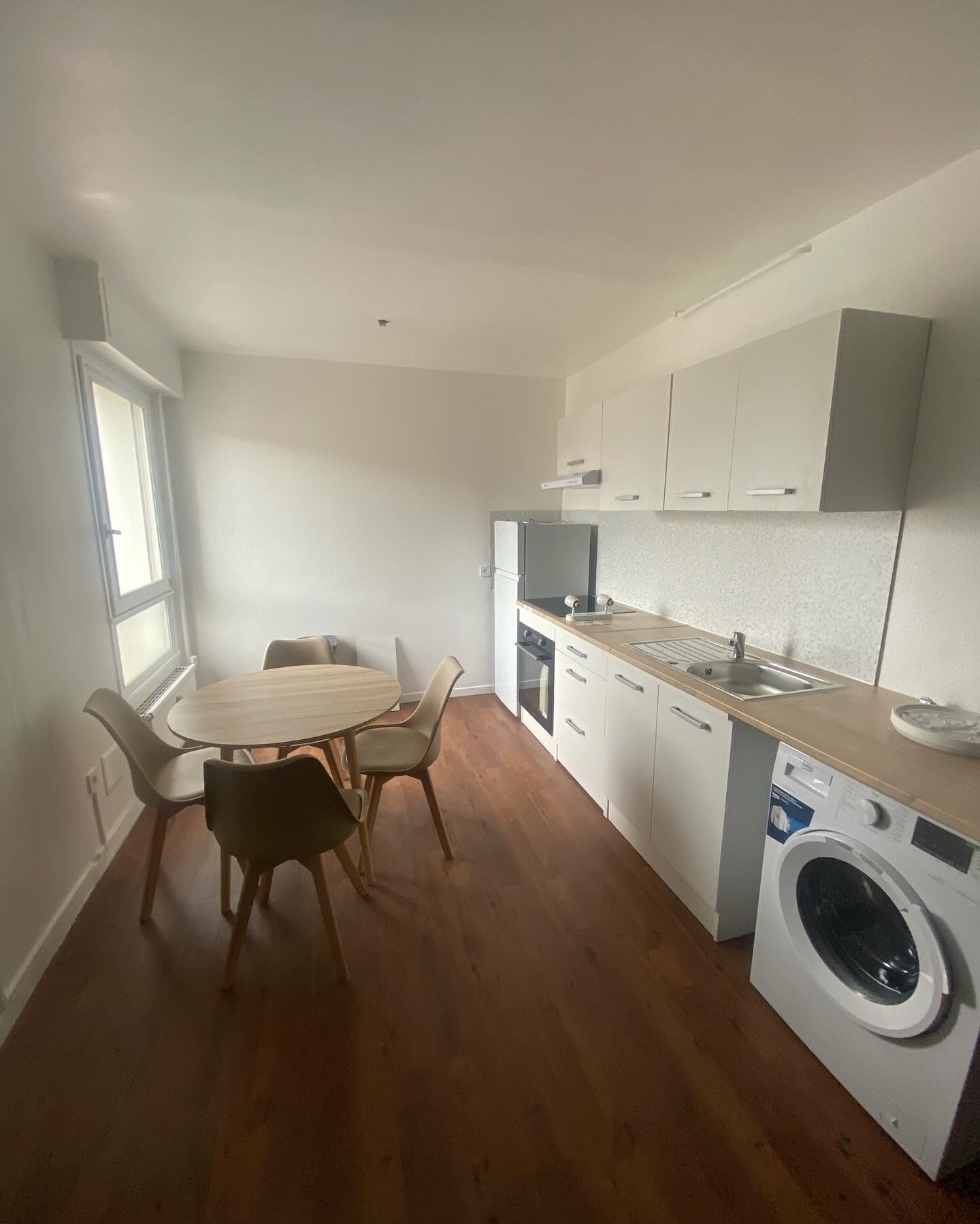 Cuisine équipée moderne avec électroménager intégré