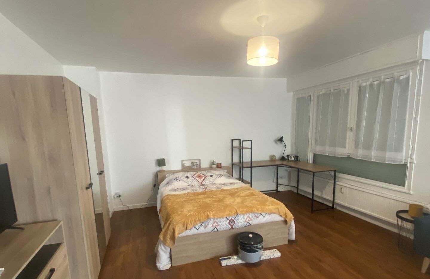 Coin salon avec table et chaises dans l'espace ouvert