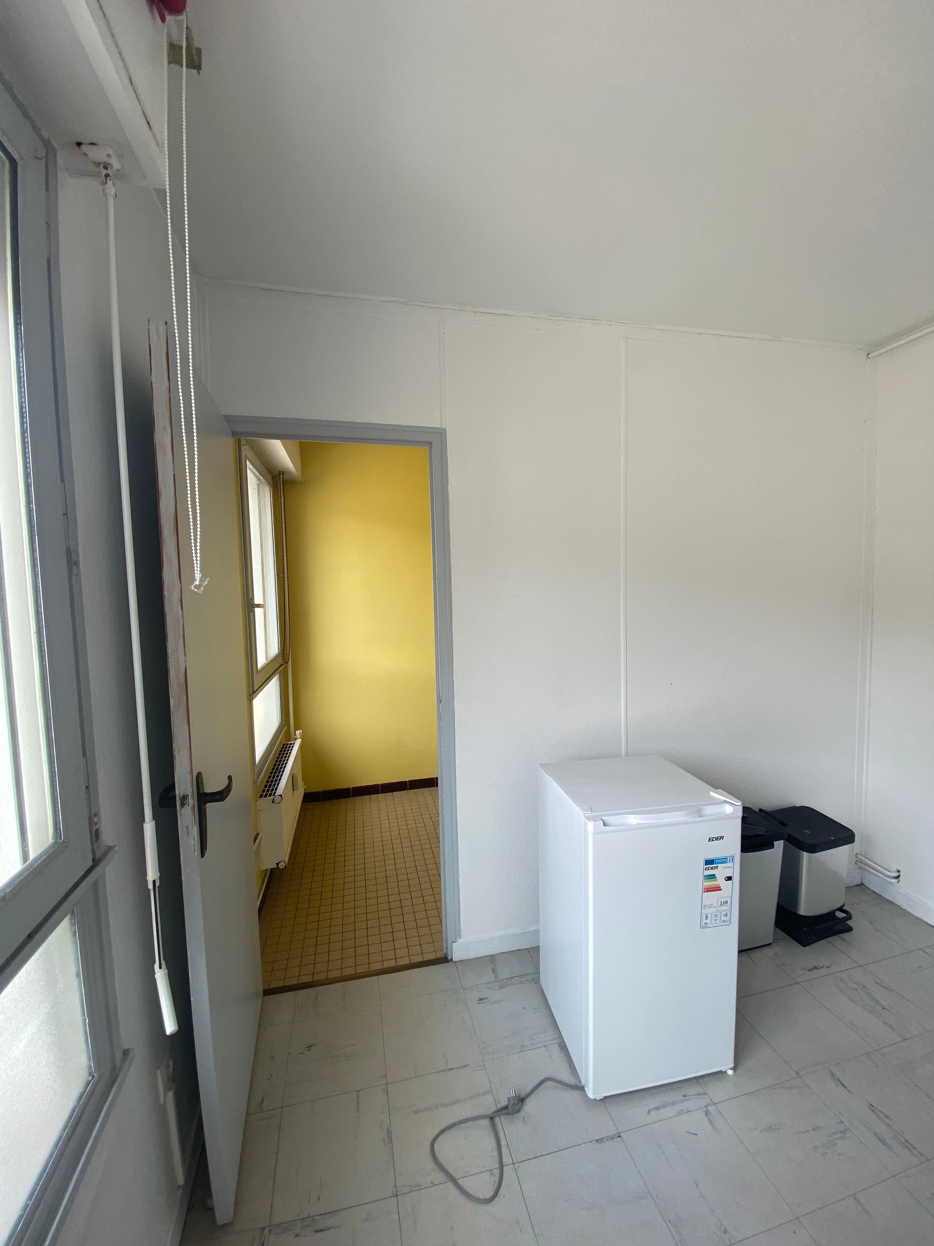 Petite cuisine intégrée avec électroménager ancien