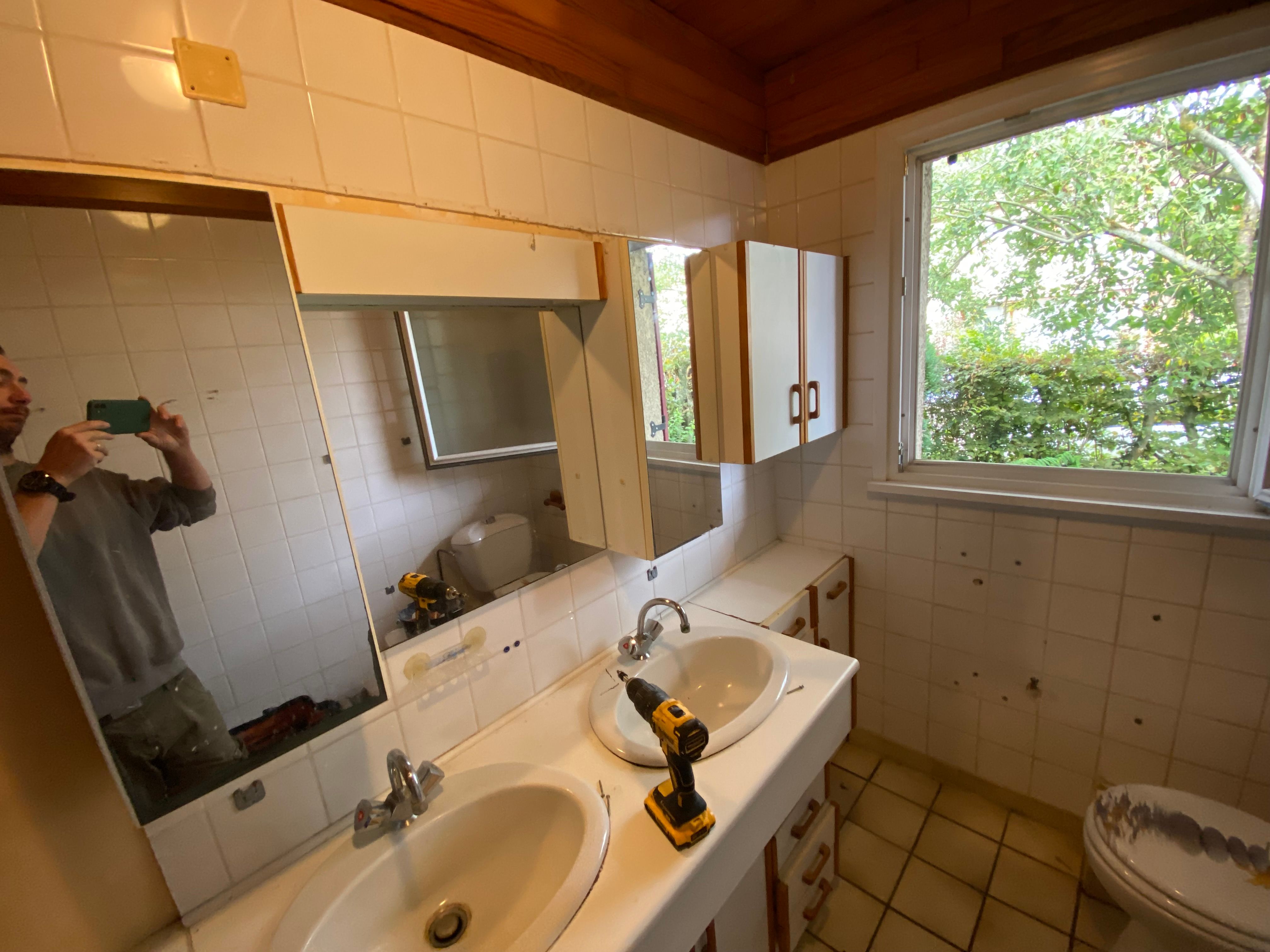 Baignoire avec carrelage blanc traditionnel à rénover