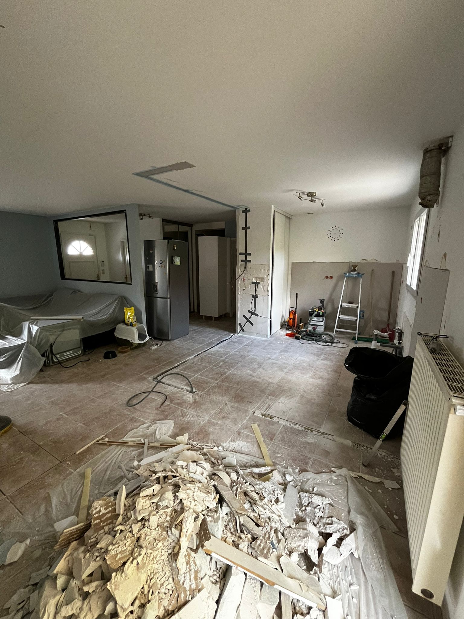 Ancienne cuisine séparée avec carrelage traditionnel et cloison