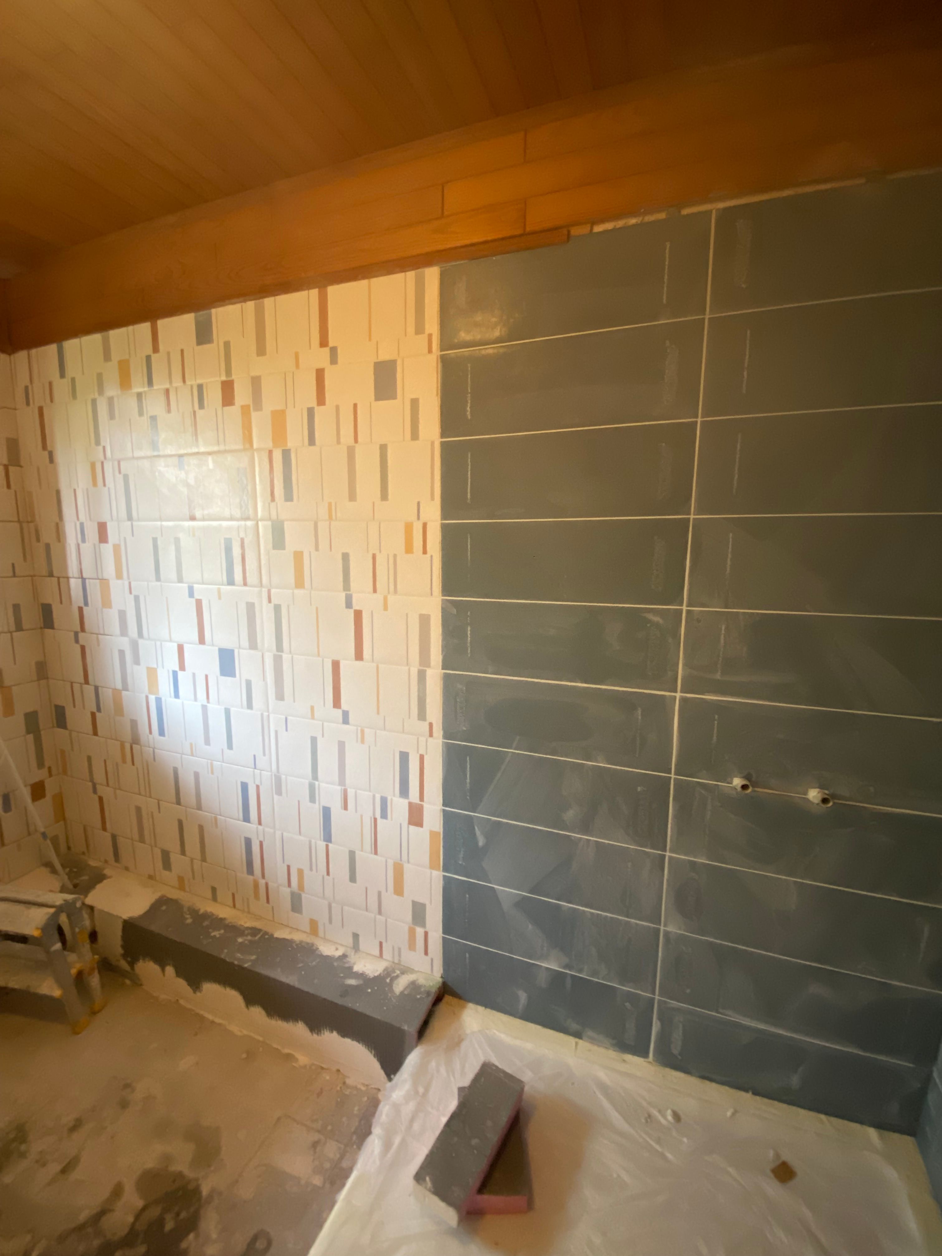 Installation du carrelage mural avec système de nivellement