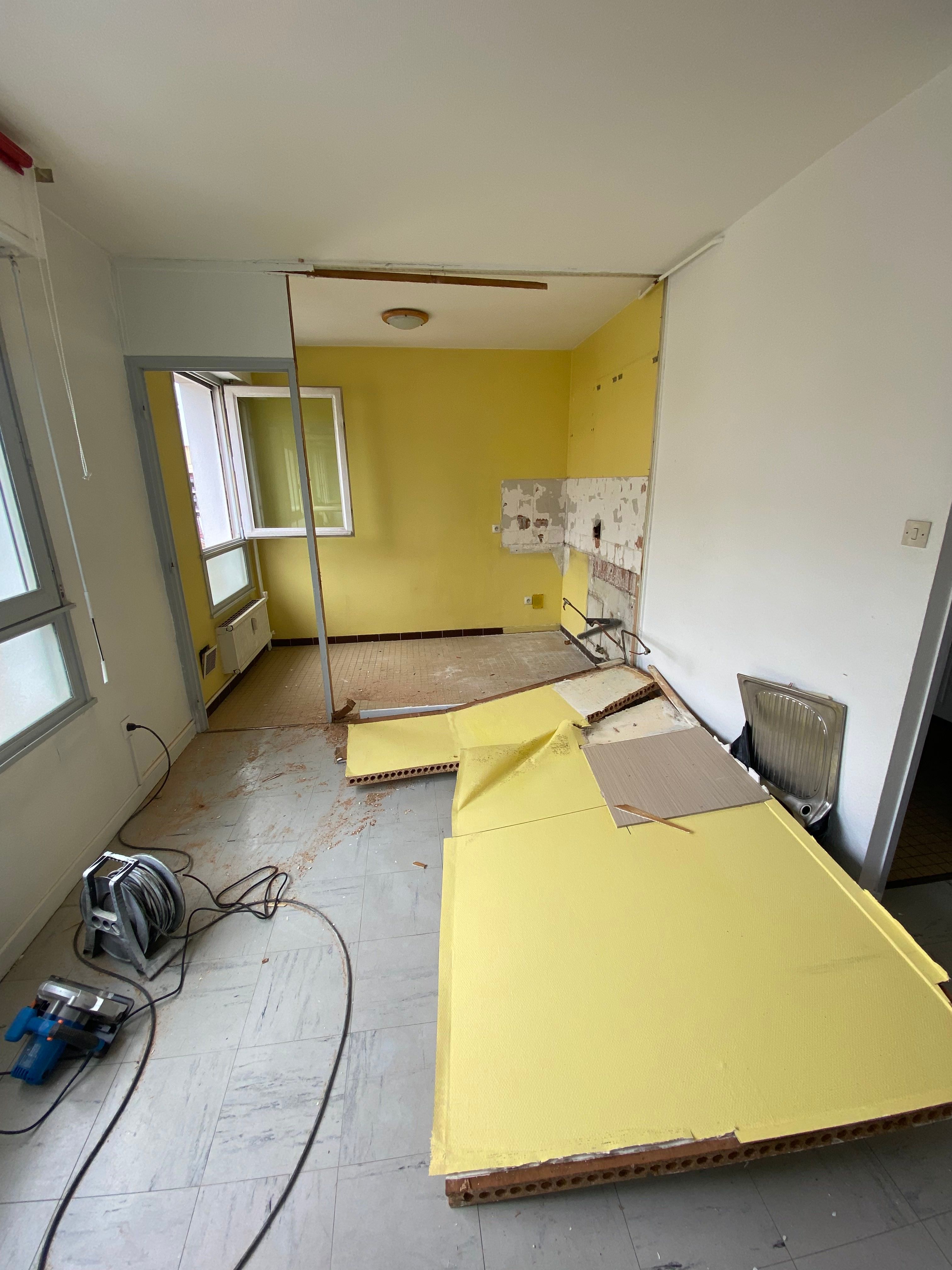 Espace en cours de démolition avec débris et outils